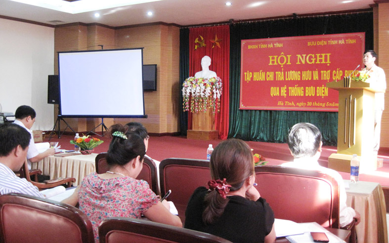 BHXH và Bưu Điện tỉnh Hà Tĩnh phối hợp tổ chức tập huấn công tác quản lý người hưởng, chi trả lương hưu, trợ cấp BHXH