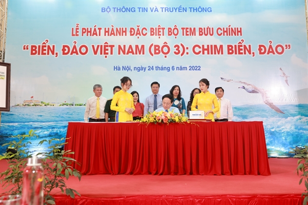 The special ceremony of stamp set issue: “Viet Nam’ s Seas and Islands (Set 3): Seabirds”