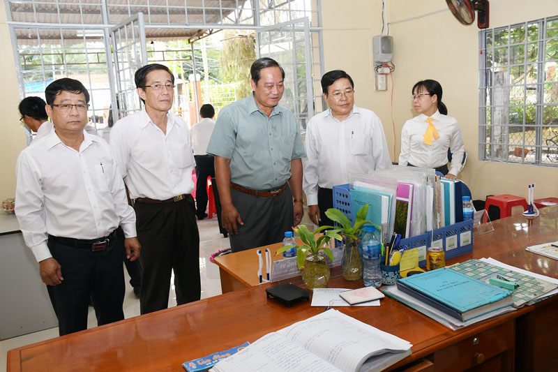 Bến Tre: Ra mắt mô hình “Bộ phận tiếp nhận, trả kết quả thủ tục hành chính”  tại bưu điện văn hóa xã