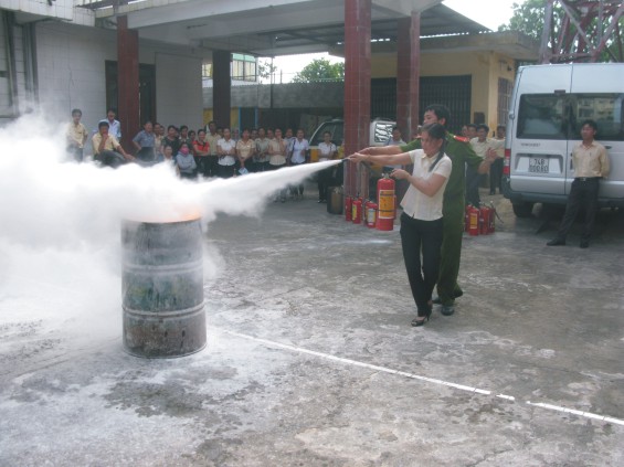 Bưu điện tỉnh Quảng Trị tổ chức huấn luyện nghiệp vụ phòng chống cháy nổ năm 2014