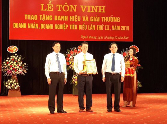 Giám đốc Bưu điện tỉnh Tuyên Quang nhận giải thưởng doanh nhân tiêu biểu năm 2019