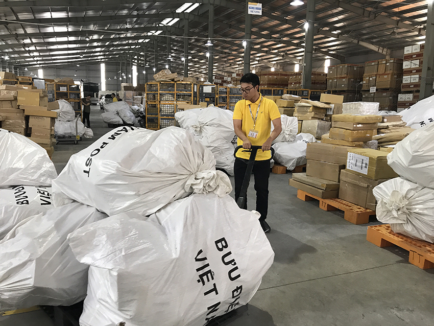 Đoàn viên Bưu điện xung kích hỗ trợ lưu thoát hàng hóa
