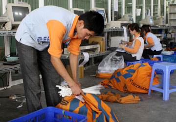 Chiều khách, chuyển phát tung dịch vụ giá rẻ