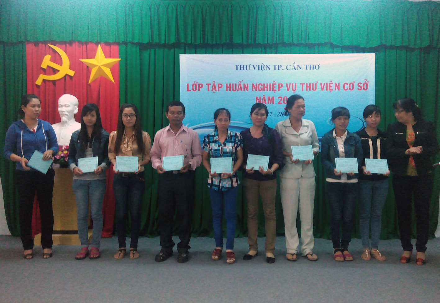 Bưu điện Cần Thơ đào tạo nghiệp vụ thư viện và kỹ năng bán hàng cho nhân viên điểm BĐVHX