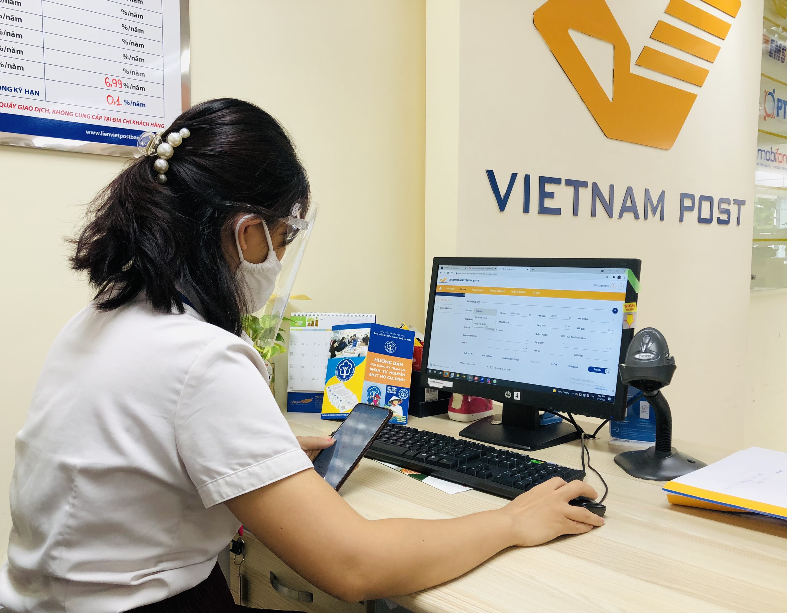 Bưu điện TP.HCM: Tiếp nhận hồ sơ đăng ký mua thẻ BHYT của người dân tại 200 phường xã