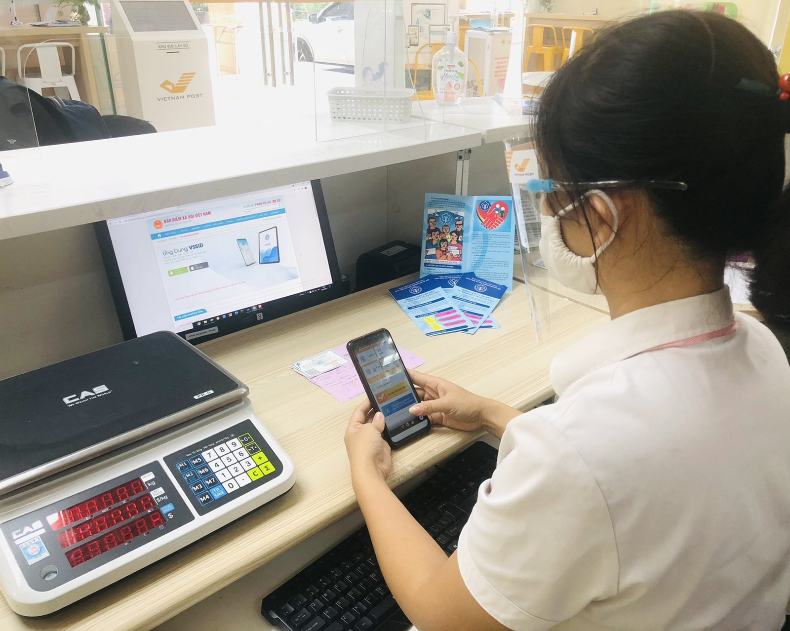 Bưu điện Việt Nam triển khai gia hạn thẻ BHYT qua hình thức thu trực tuyến 