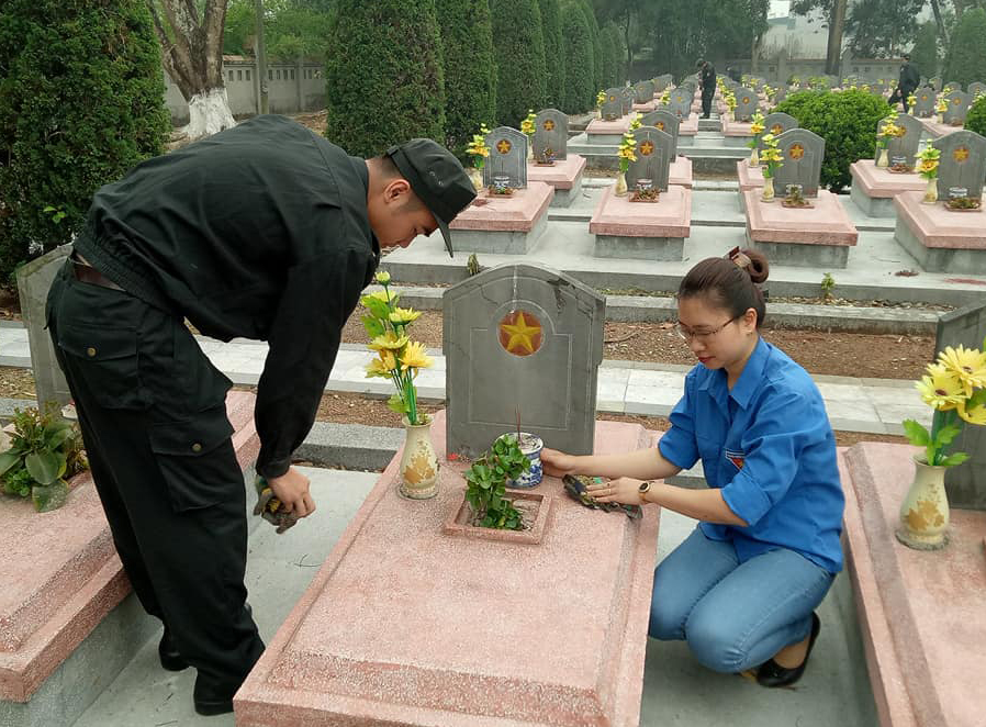 Đoàn thanh niên Bưu điện tỉnh Điện Biên tham gia dọn vệ sinh nghĩa trang và các phần mộ liệt sỹ