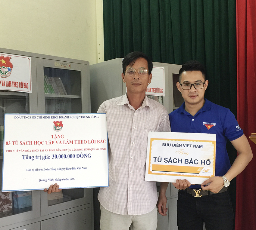 Đoàn TNCS Hồ Chí Minh tặng tủ sách Bác Hồ cho các nhà văn hóa thôn tại Quảng Ninh