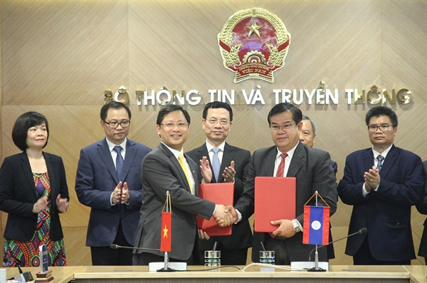 Vietnam Posts and Enterprise des Posts Lao signed a MOU to promote cooperation in postal sector