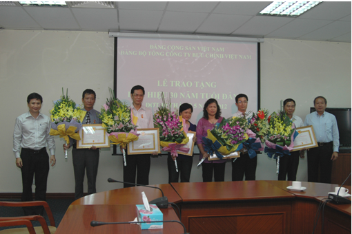 Đảng bộ Tổng Công ty Bưu chính Việt Nam: 9 đảng viên ưu tú được trao tặng huy hiệu 30 tuổi Đảng