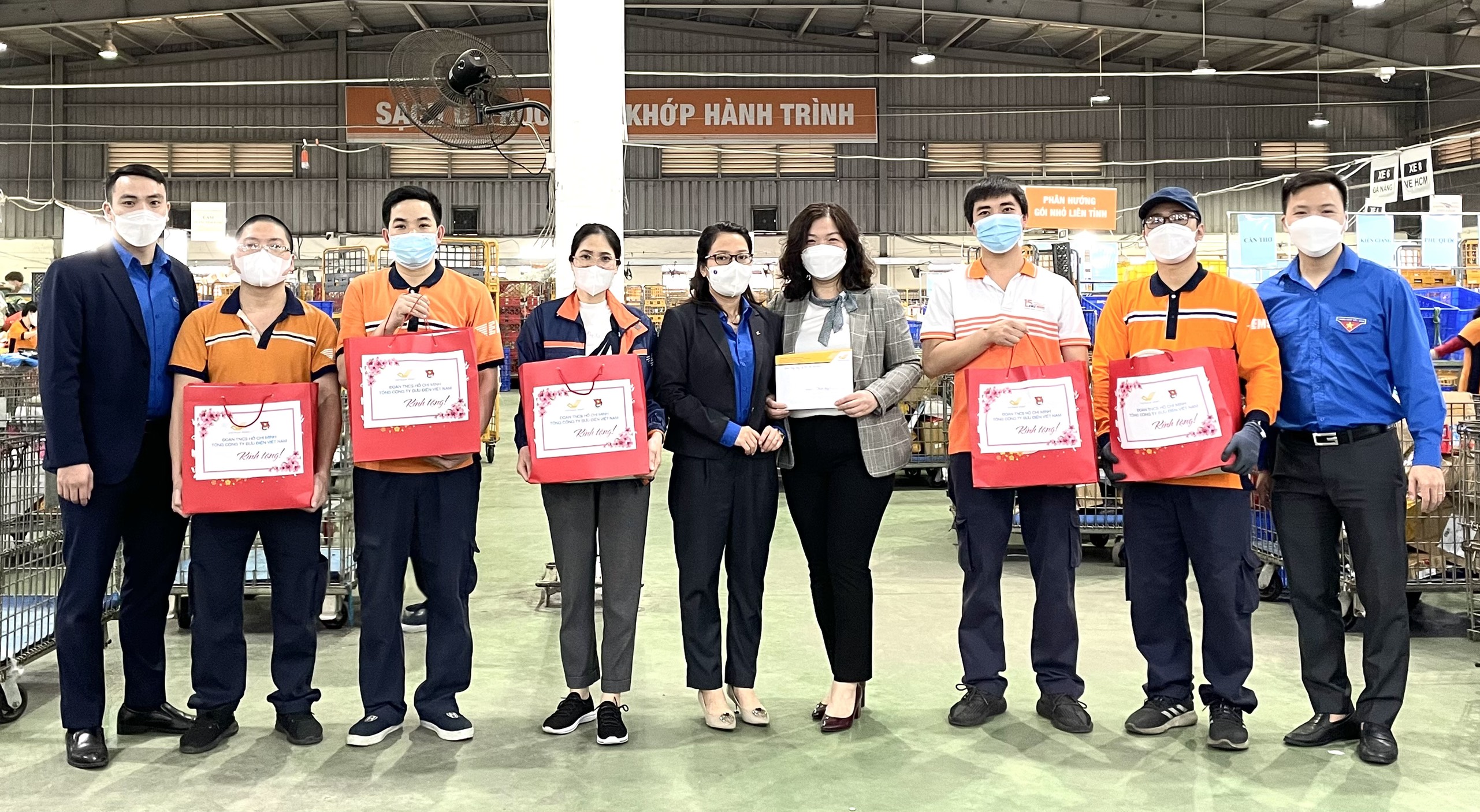 Tặng quà thanh niên, người lao động dịp Tết Nguyên đán Nhâm Dần 2022