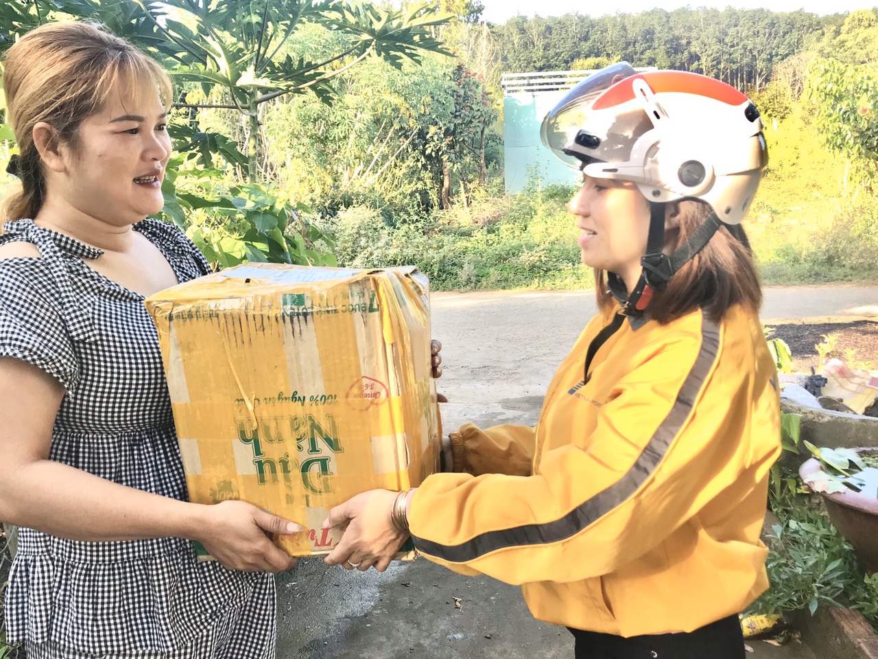 Nữ bưu tá chuyên cần của vùng đất đỏ Tây Nguyên 