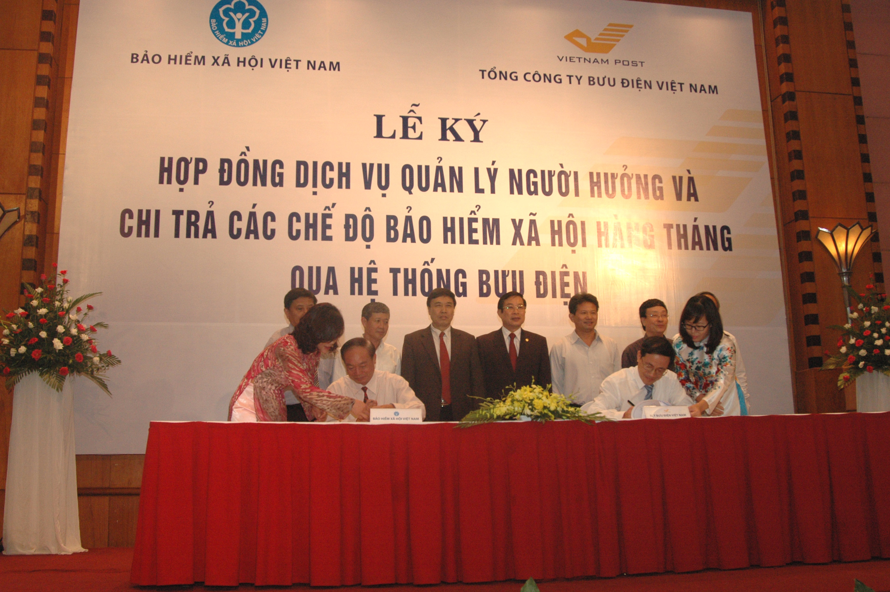 Bưu điện Việt Nam và Bảo hiểm Xã hội Việt Nam ký hợp đồng quản lý người hưởng, chi trả bảo hiểm xã hội qua hệ thống Bưu Điện trên phạm vi toàn quốc
