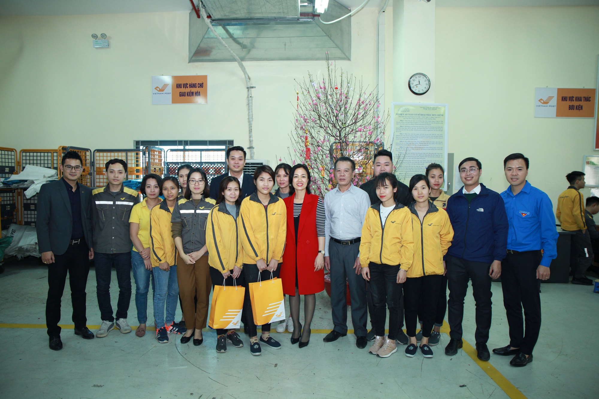 Đoàn TNCS Hồ Chí Minh Tổng công ty Bưu điện Việt Nam tặng quà thanh niên công nhân dịp Tết Nguyên đán Kỷ Hợi 2019