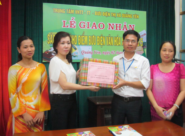 Bàn giao hơn 600 đầu sách, tạp chí cho các điểm Bưu điện - Văn hóa xã tại thị xã Quảng Yên, tỉnh Quảng Ninh