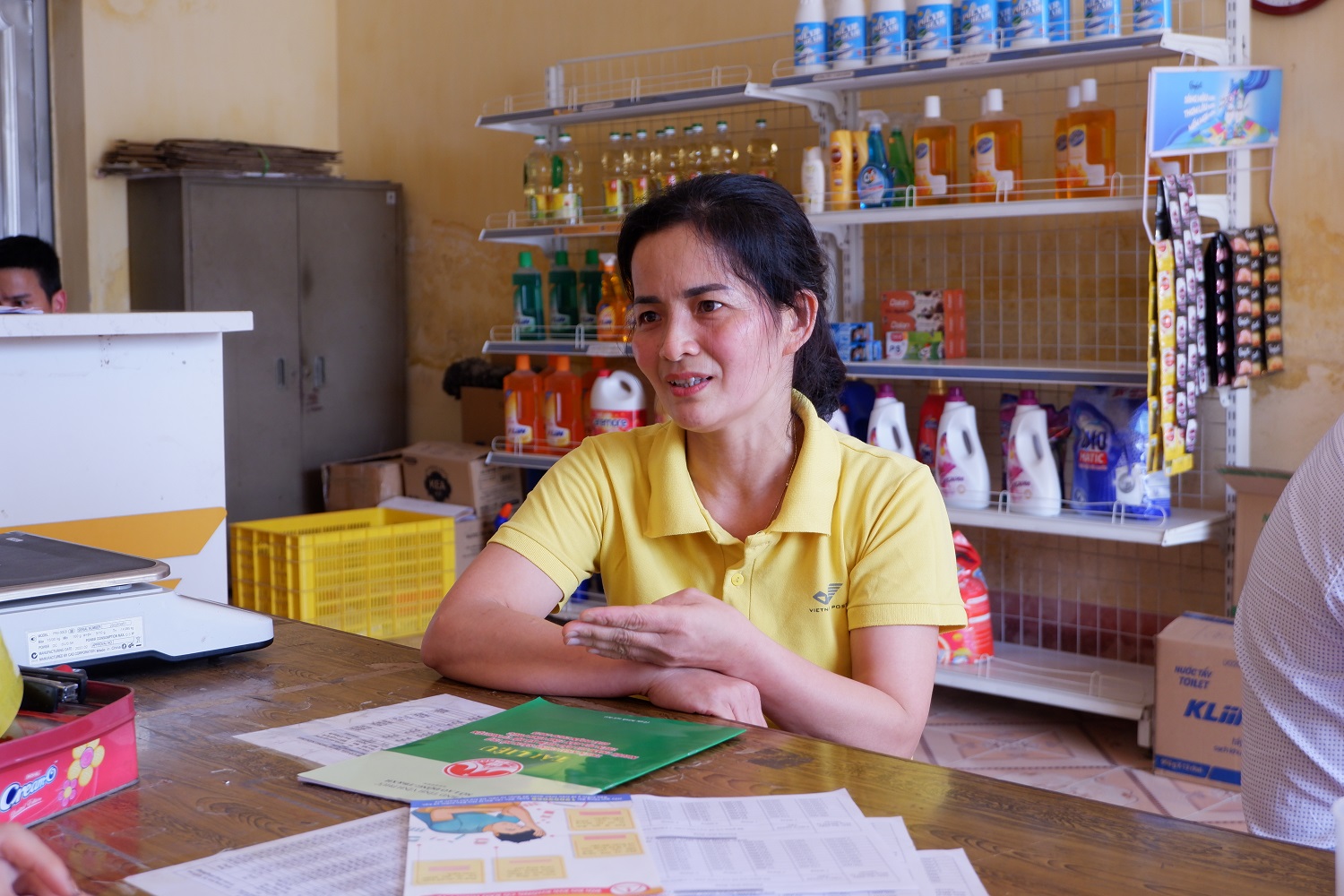 “Người mang ánh sáng” của Bưu điện - Văn hóa xã Tân Cương 