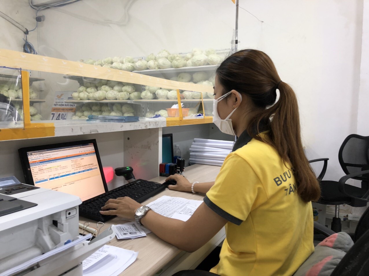 Hơn 3000 người thực hiện gia hạn thành công thẻ BHYT trực tuyến qua mạng lưới Vietnam Post