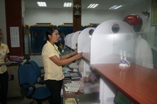 Chuyện về nữ giao dịch viên khuyết tật