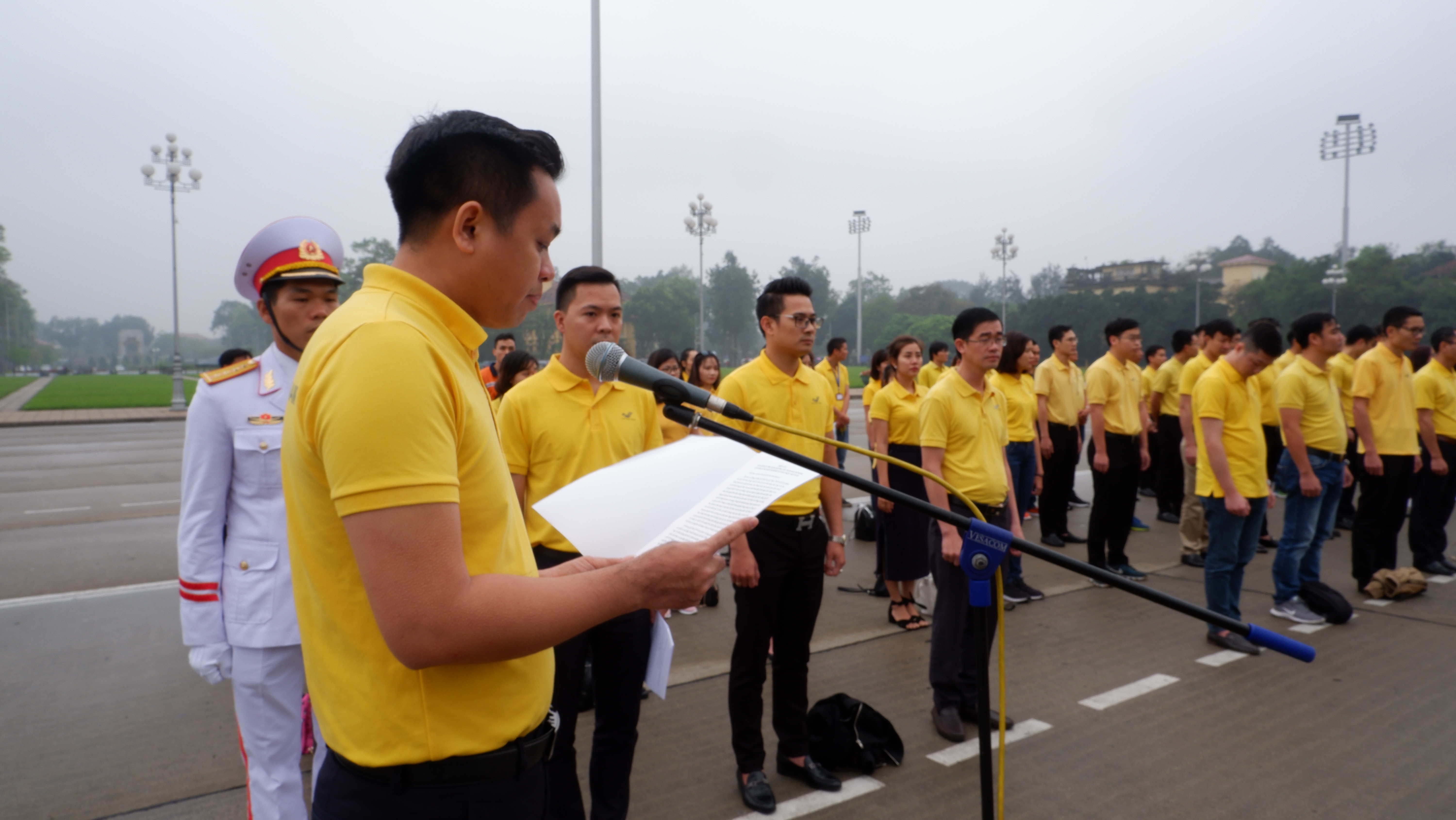 Đoàn viên thanh niên Bưu điện Việt Nam báo công và vào lăng viếng Chủ tịch Hồ Chí Minh 