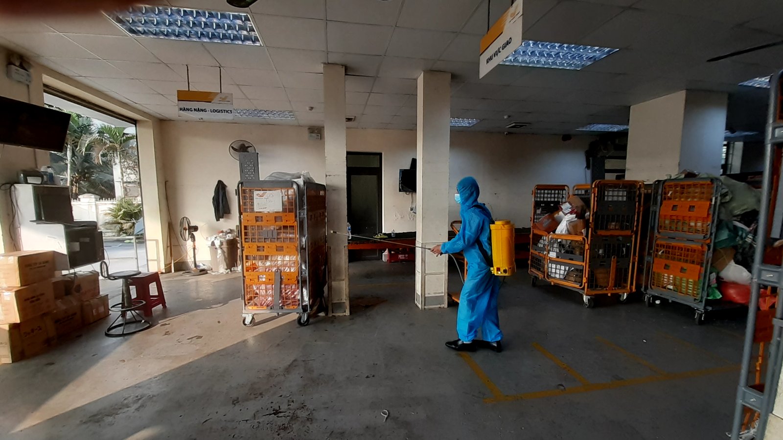 Bưu điện những ngày cuối năm tại tâm dịch Quảng Ninh