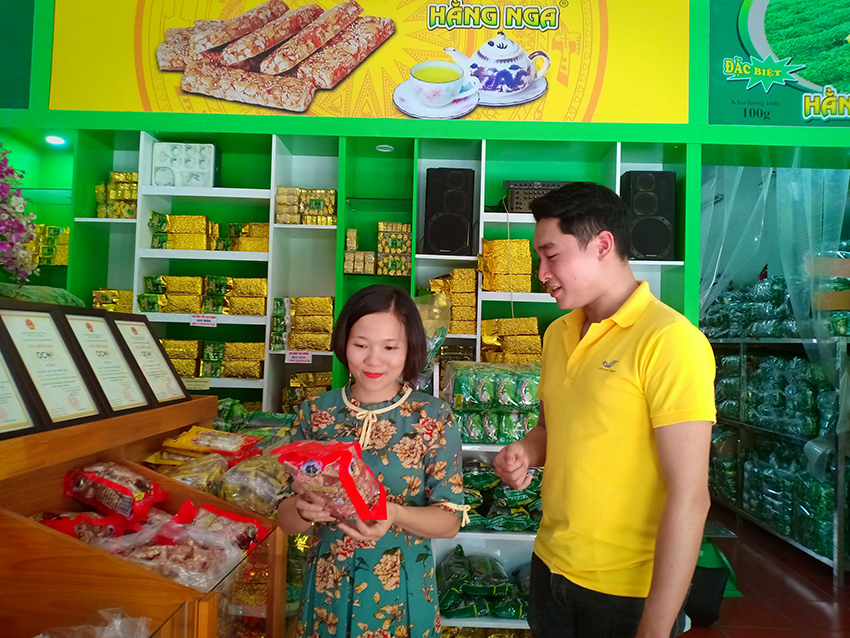 Một giờ săn hàng của chị công sở: Gom đặc sản Tết từ Bắc tới Nam