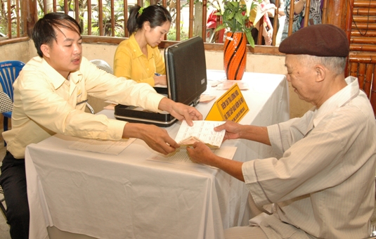 Chi trả lương hưu, BHXH qua Bưu Điện: Mới nhưng hiệu quả và gần dân