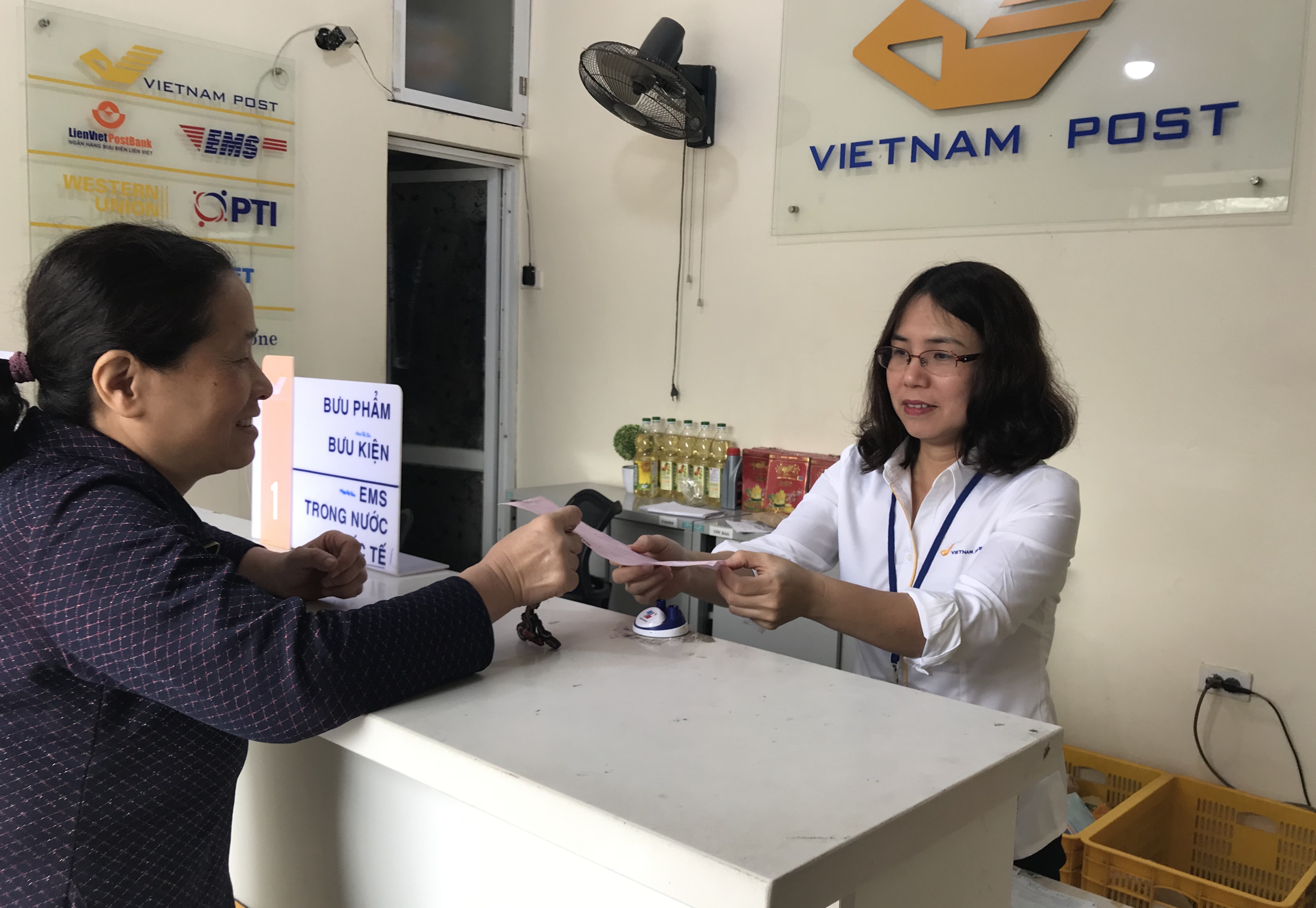 Nữ giao dịch viên hơn 20 năm bền bỉ với nghề