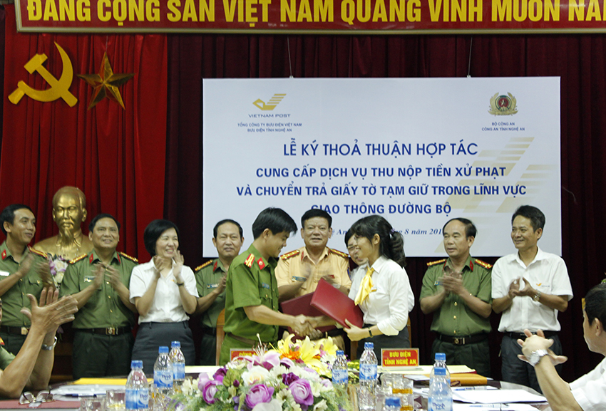 Nghệ An triển khai dịch vụ thu tiền phạt và chuyển phát giấy tờ tạm giữ qua hệ thống Bưu điện