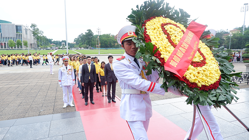 Đoàn đại biểu BĐ-VHX báo công và vào Lăng viếng Chủ tịch Hồ Chí Minh 