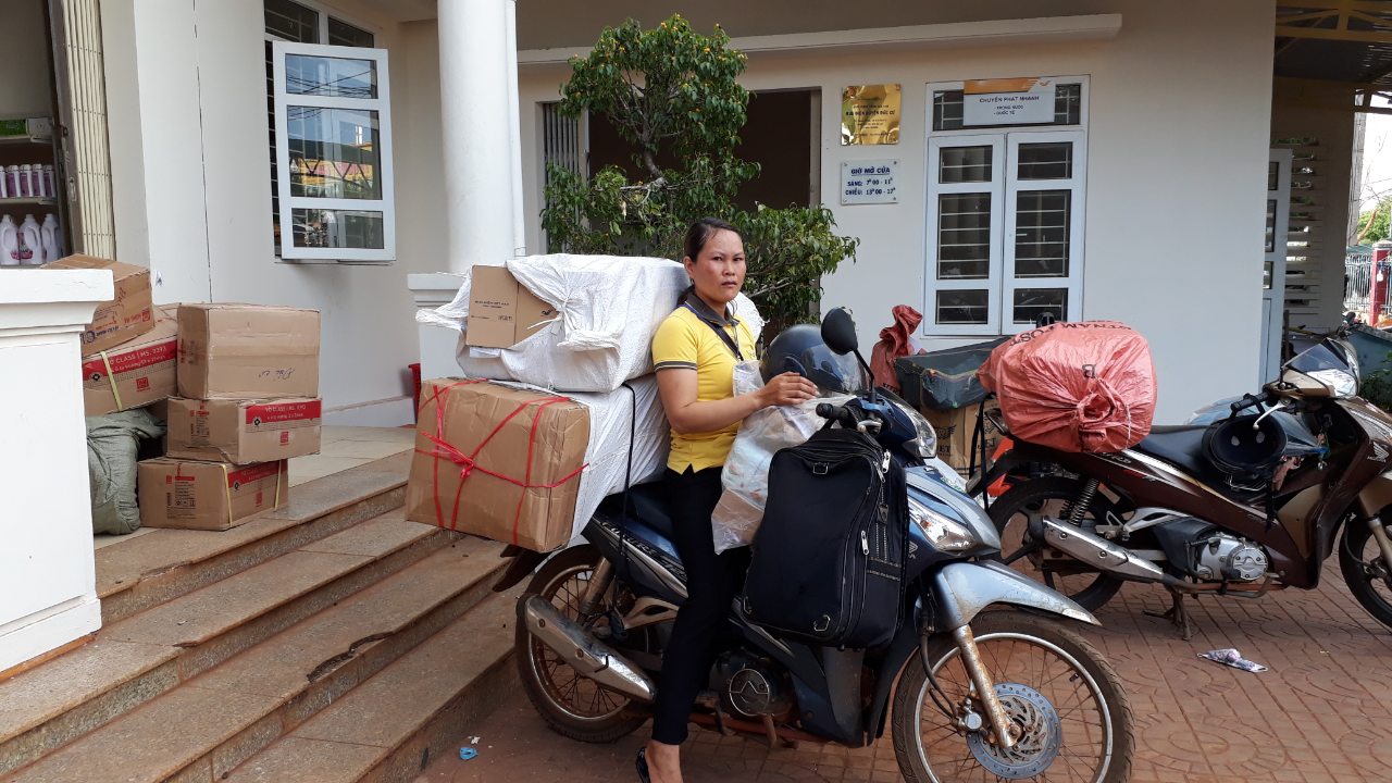 Tây Nguyên mưa trắng trời không làm nản lòng nữ nhân viên vận chuyển Bưu điện huyện Đức Cơ