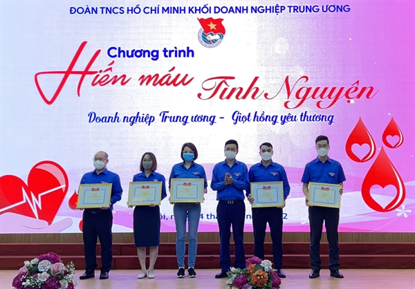 100 đoàn viên, thanh niên và cán bộ Bưu điện Việt Nam tham gia hiến máu