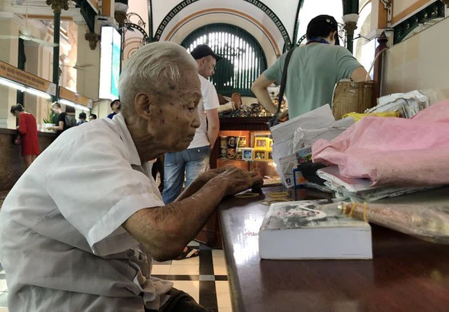 Ông cụ viết thư tay cuối cùng ở Sài Gòn đã nghỉ việc vì sức khỏe yếu, nhiều người Sài Gòn tiếc nuối: Bưu điện như mất đi một phần "linh hồn"