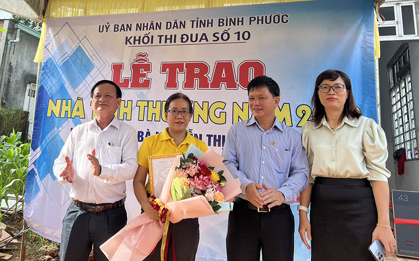 Trao nhà tình thương cho người lao động của Bưu điện tỉnh Bình Phước