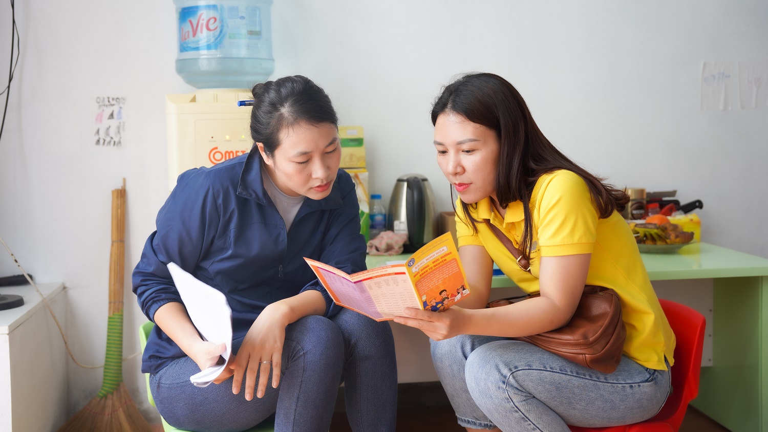 Nữ nhân viên Bưu điện – Văn hóa xã tâm huyết với công tác phát triển BHXH tự nguyện, BHYT hộ gia đình
