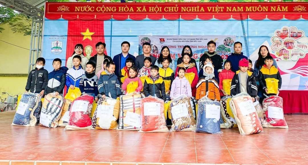 Bưu điện tỉnh Bắc Kạn tặng quà cho học sinh khó khăn tại huyện Bạch Thông