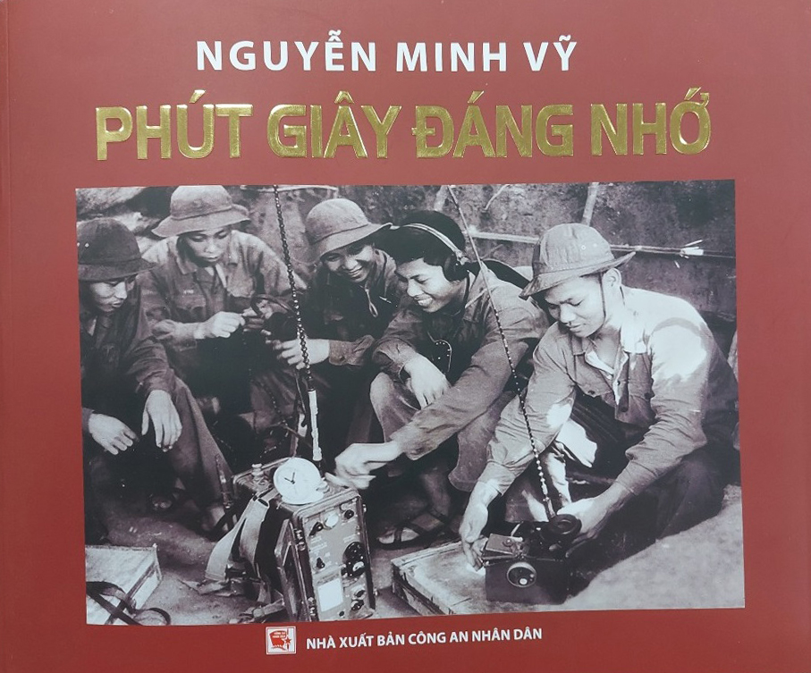 “Phút giây đáng nhớ” cuốn sách tô thắm thêm truyền thống vẻ vang của ngành bưu điện