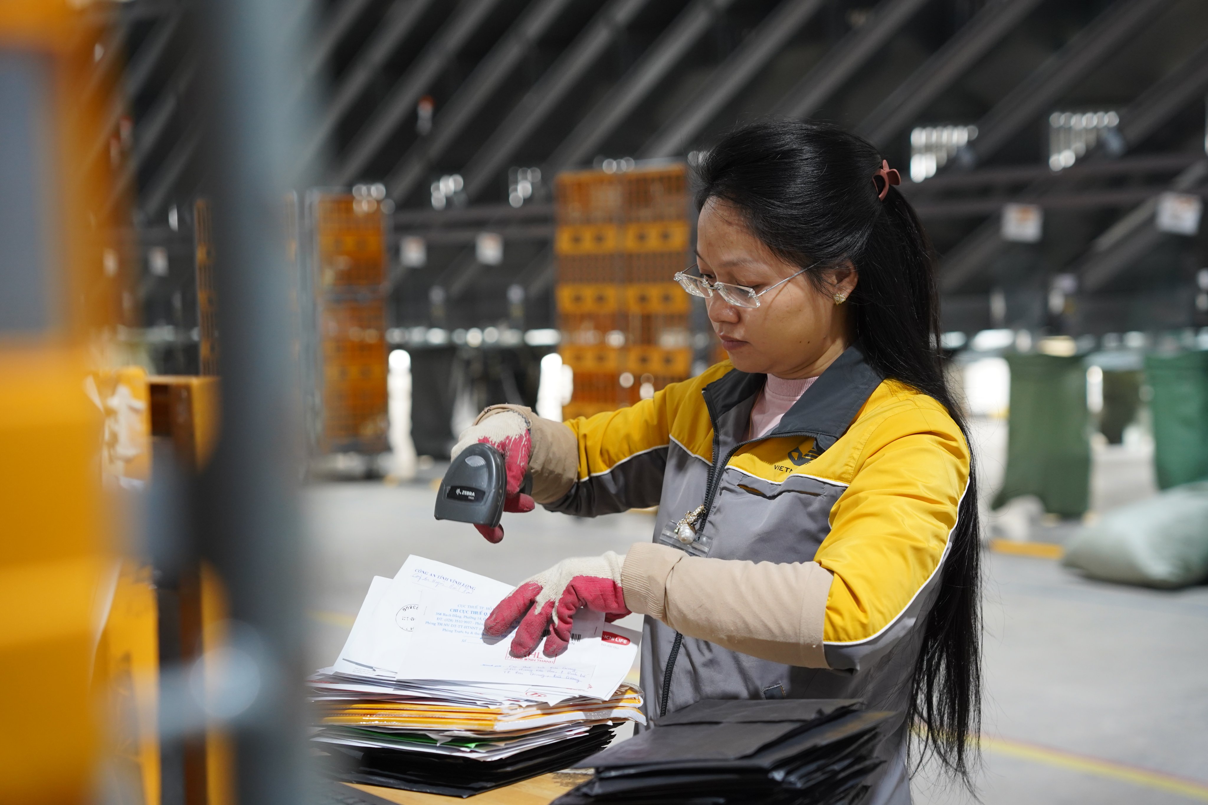 “Mùa bận rộn” của những khai thác viên Bưu điện