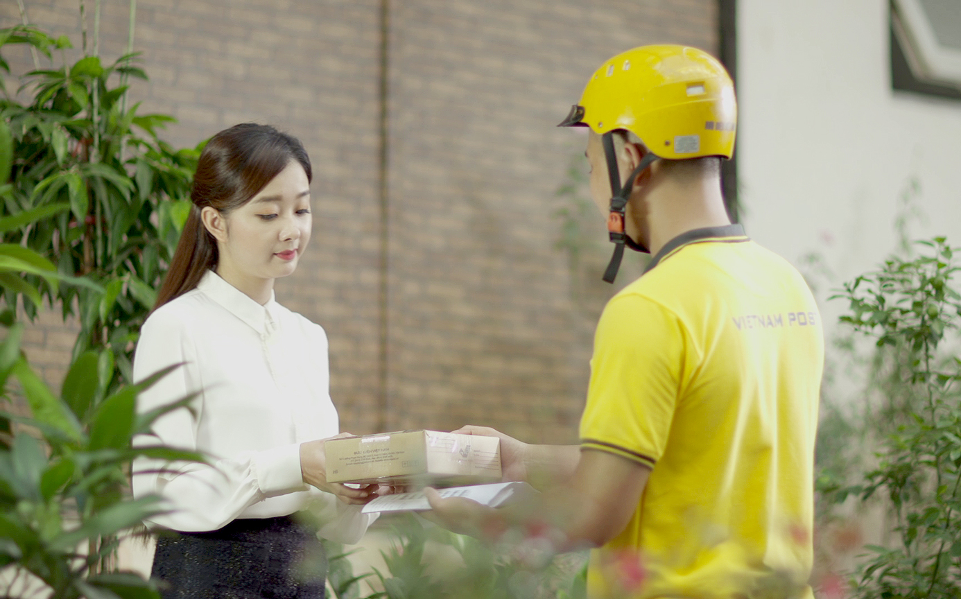 Điều chỉnh giá cước, rút ngắn thời gian giao hàng dịch vụ chuyển phát TMĐT