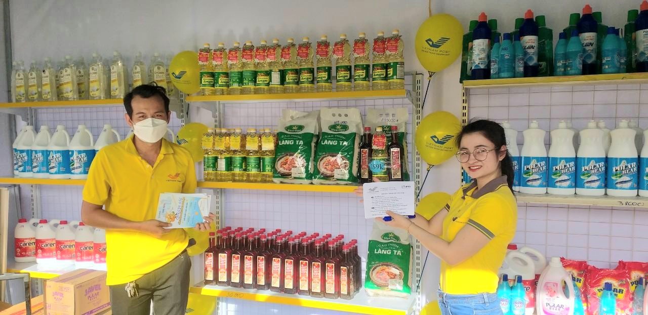 Bưu điện Trung tâm Bình Thủy tổ chức bán hàng giảm giá cho công nhân lao động