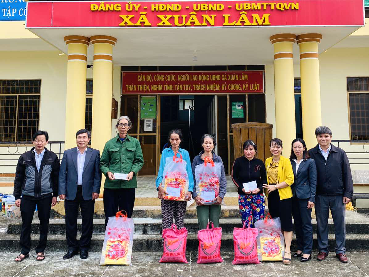 Bưu điện tỉnh Phú Yên thăm hỏi, tặng quà Xã Xuân Lâm nhân dịp năm mới Quý Mão
