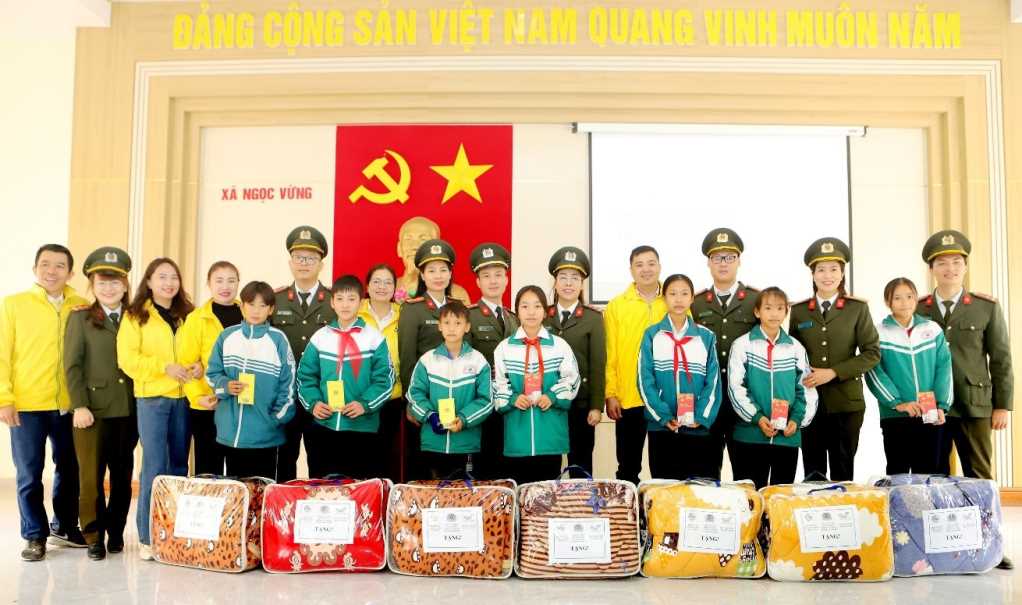 Quảng Ninh: Tặng quà Tết cho hộ dân xã đảo Ngọc Vừng (Vân Đồn)