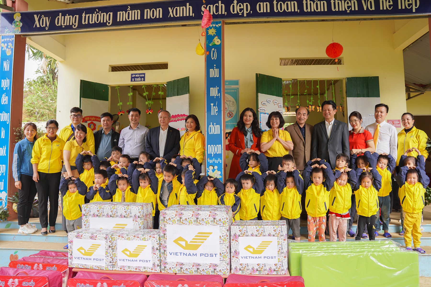 “Bưu điện Việt Nam - Cùng em đến trường” tại huyện Văn Yên, tỉnh Yên Bái