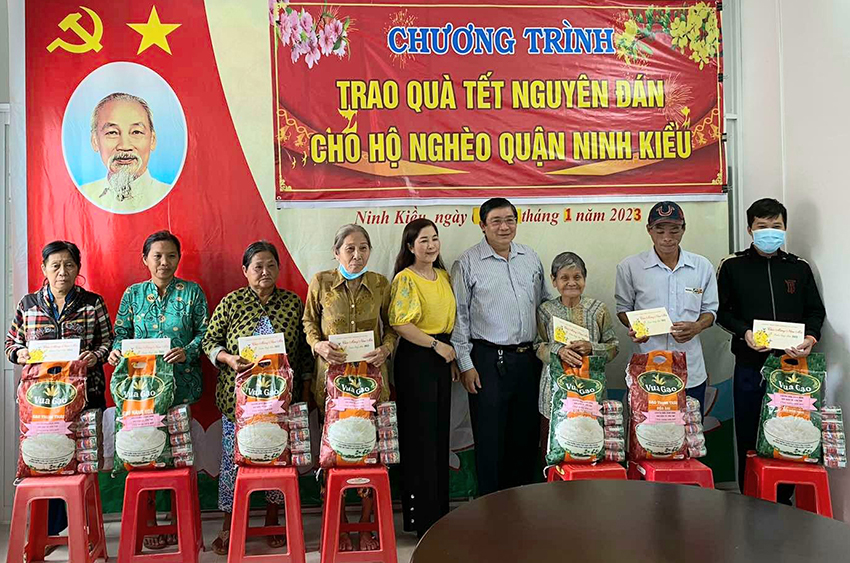 Bưu điện TP Cần Thơ với các hoạt động chăm lo cho người nghèo, lao động khó khăn vui xuân đón Tết Quý Mão