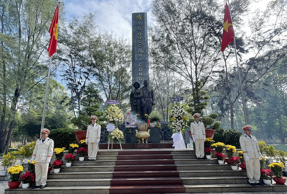 Bưu điện TP.Hồ Chí Minh dâng hoa, dâng hương viếng Nghĩa trang Liệt sỹ Ngành Bưu điện nhân dịp Tết cổ truyền