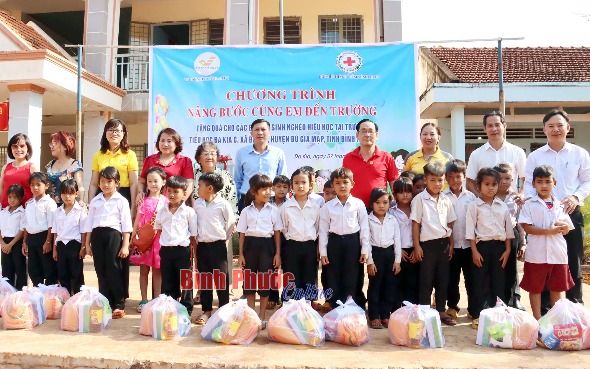 Bình Phước: “Nâng bước em đến trường” tại huyện Bù Gia Mập và Bù Đăng