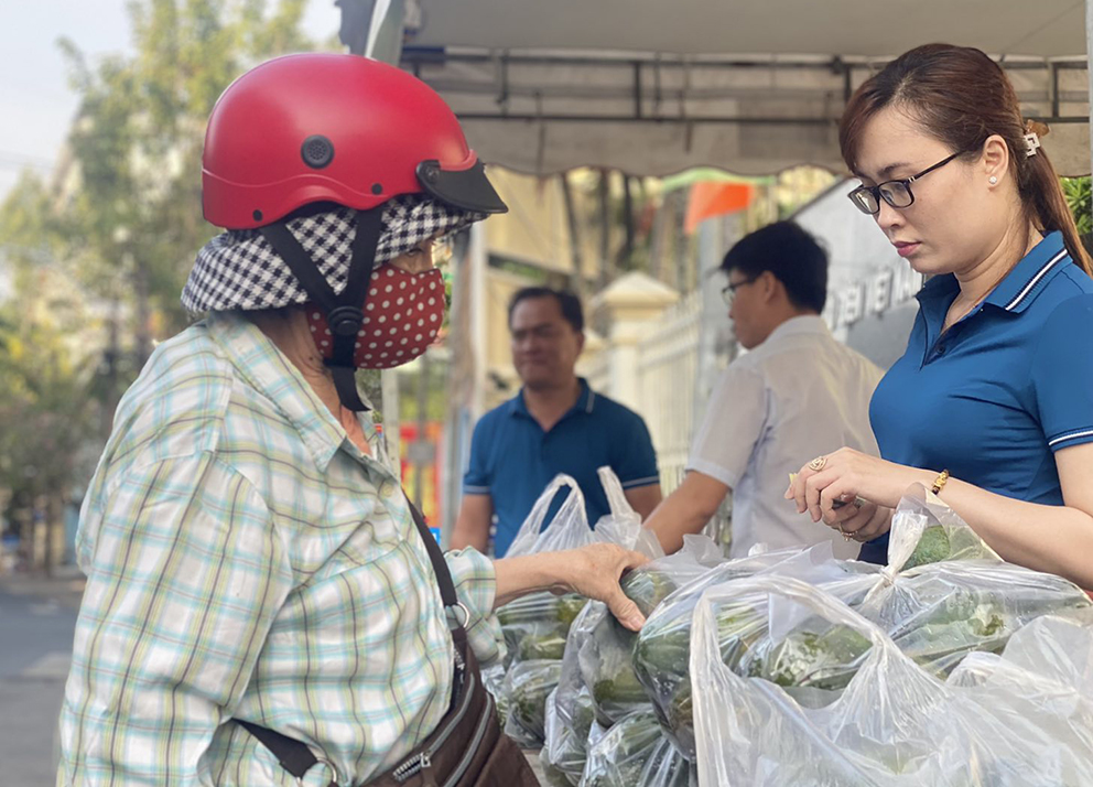 Bưu điện tỉnh Vĩnh Long hỗ trợ nông dân tiêu thụ nông sản cam sành