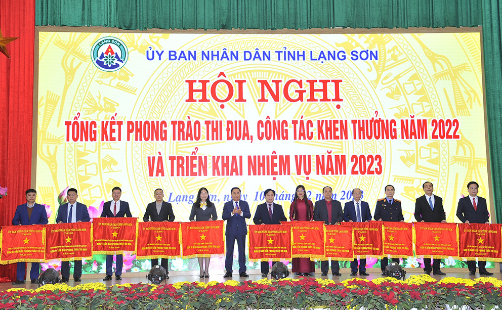 Bưu điện tỉnh Lạng Sơn nhận Cờ thi đua của Uỷ ban nhân dân tỉnh Lạng Sơn năm 2022