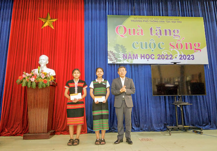 Bưu điện tỉnh Quảng Nam trao học bổng cho học sinh giỏi vượt khó Trường Phổ thông dân tộc nội trú tỉnh