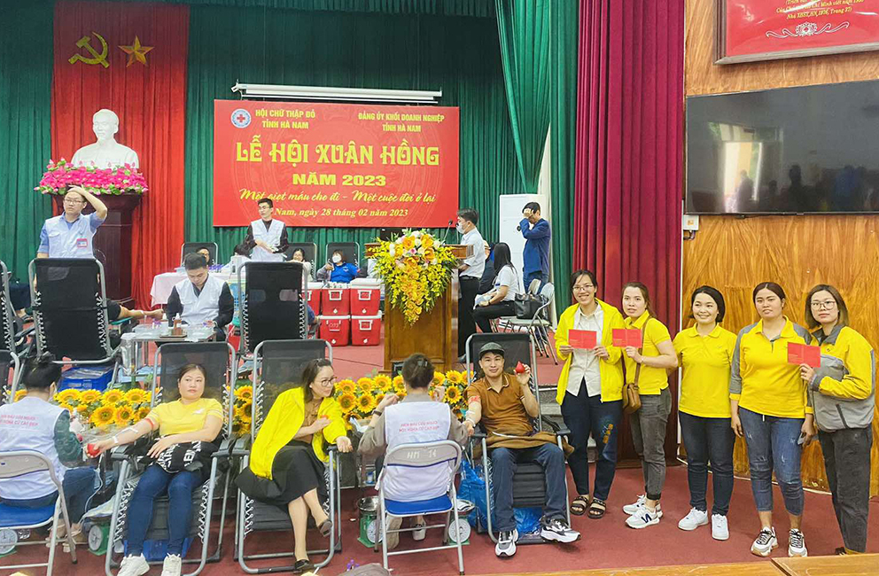 Cán bộ nhân viên Bưu điện tỉnh Hà Nam tham gia hiến máu tình nguyện