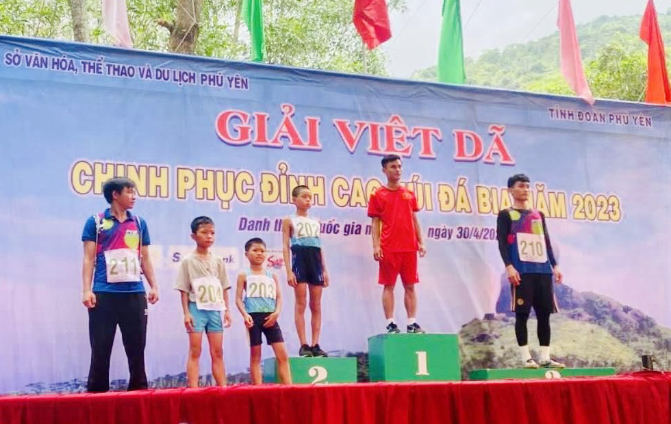 Đoàn viên Bưu điện tỉnh Phú Yên chinh phục đỉnh núi đá bia Phú Yên năm 2023